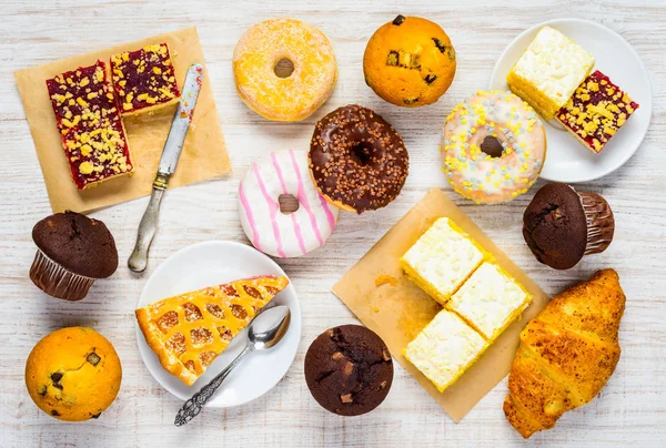 Masa tatlılar, Pastalar ve tatlı yiyecek dolu