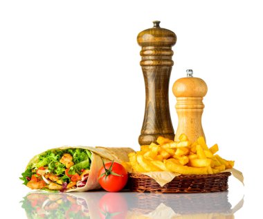 Shawarma sandviç beyaz arka plan üzerinde izole patates kızartması ile