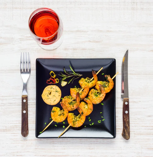 Camarões cozinhados servidos com vinho — Fotografia de Stock