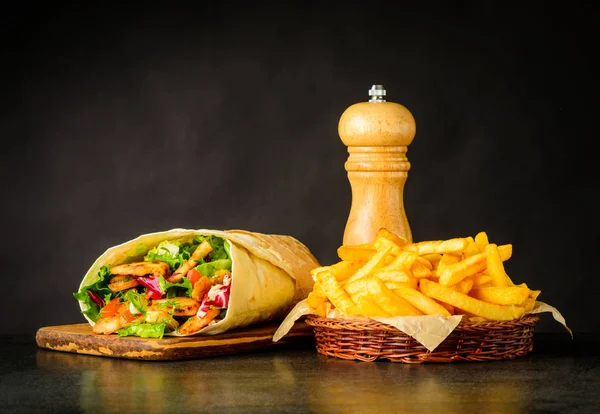 Shawarma con papas fritas y sal — Foto de Stock