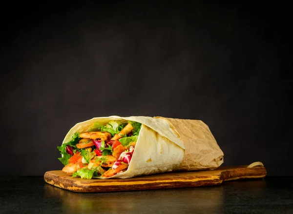 Shawarma sendvič na tmavém pozadí — Stock fotografie