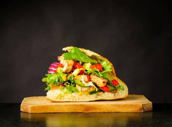 Lecker aussehender Döner Kebap Sandwich — Stockfoto