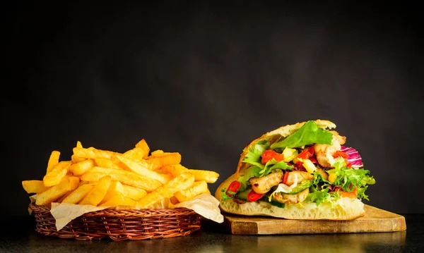 Doner Kebap Sandwich y papas fritas —  Fotos de Stock