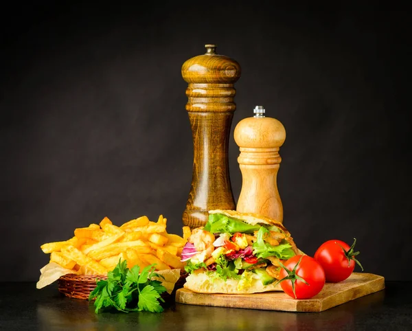 Döner Kebap smörgås med franska frites — Stockfoto