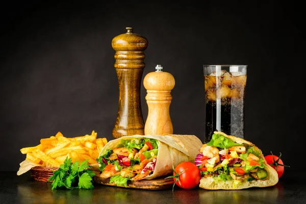 Fast Food mit Shawarma, Kebap und kalter Cola — Stockfoto