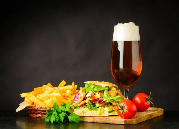 Doner Kebap sanduíche com cerveja e batatas fritas — Fotografia de Stock