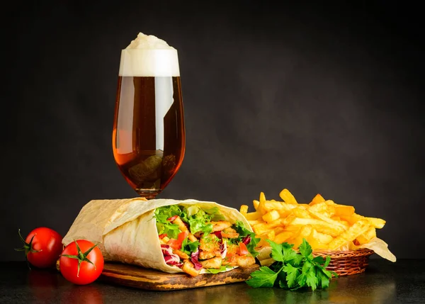 Cerveja de vidro com sanduíche Shawarma e batatas fritas — Fotografia de Stock