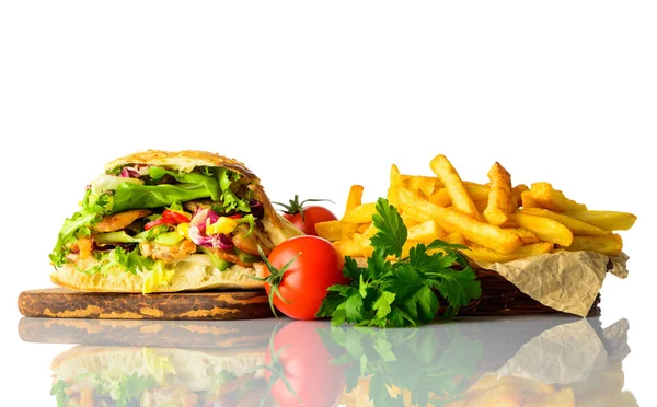 Patatine fritte e Kebap Sandwich su sfondo bianco — Foto Stock