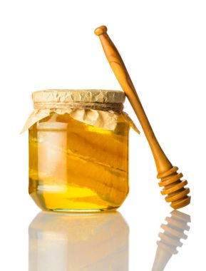 Beyaz arkaplanda bal kavanozu