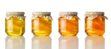 Bal kavanozuna beyaz zemin üzerine farklı renk