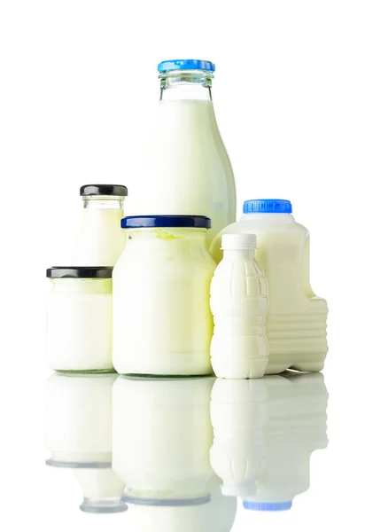 Milchprodukte auf weißem Hintergrund — Stockfoto