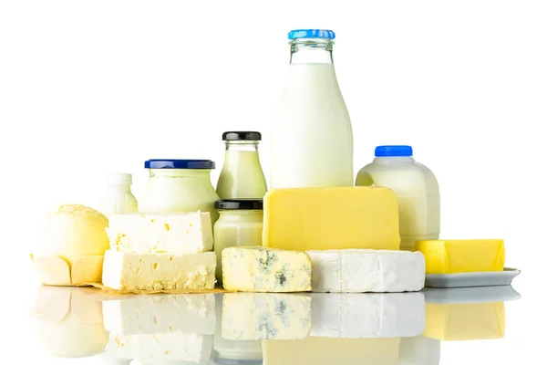 Milchprodukte mit Käse und Milch auf weißem Hintergrund — Stockfoto