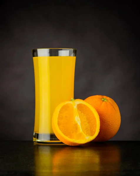 新鲜的橙汁在深色背景上 — 图库照片