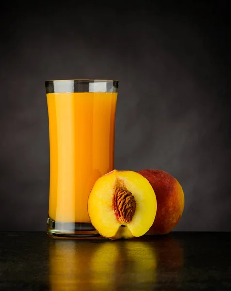 天然和新鲜的桃子汁 — 图库照片