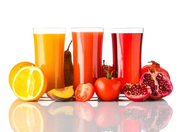 Přírodní ovocné šťávy nápoj izolovaných na bílém pozadí — Stock fotografie