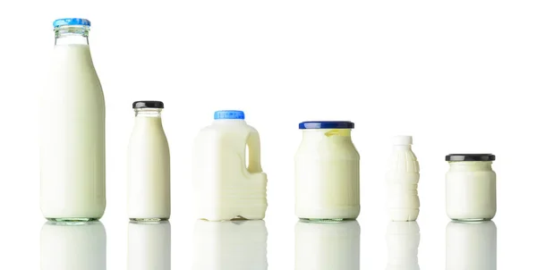 Zuivel-melkproducten geïsoleerd op witte achtergrond — Stockfoto