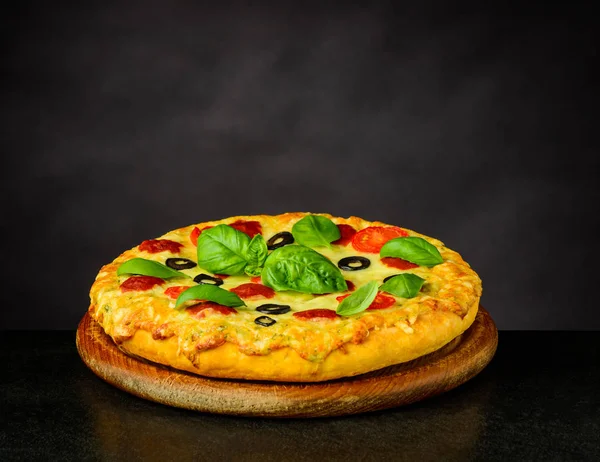 Pizza margherita z bazylią — Zdjęcie stockowe
