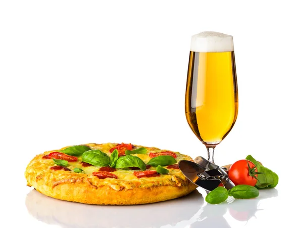 Cerveja de vidro com pizza e roda de corte — Fotografia de Stock
