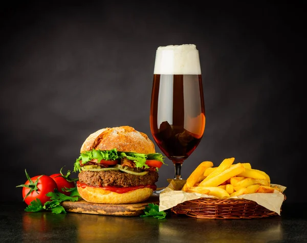 Bira ile Burger sandviç — Stok fotoğraf