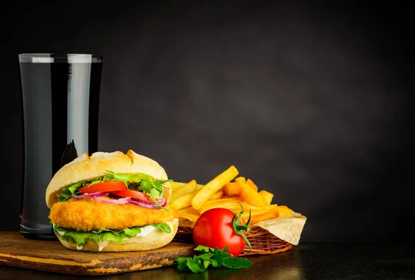 Chickenburger med pommes frites och Cola på kopia utrymme — Stockfoto