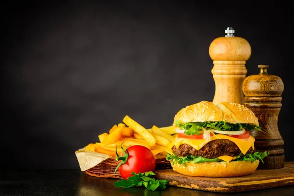 Ostburgare med pommes frites och kopia utrymme — Stockfoto