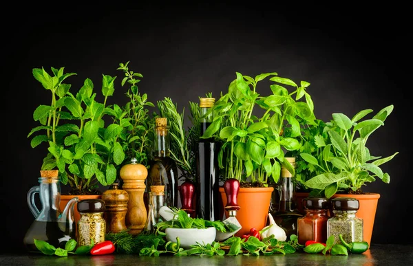 Csendélet wit főzés összetevők, gyógynövények és poharak — Stock Fotó