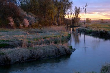 Güneşin doğuşunda nehir.