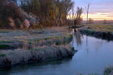 Güneşin doğuşunda nehir.