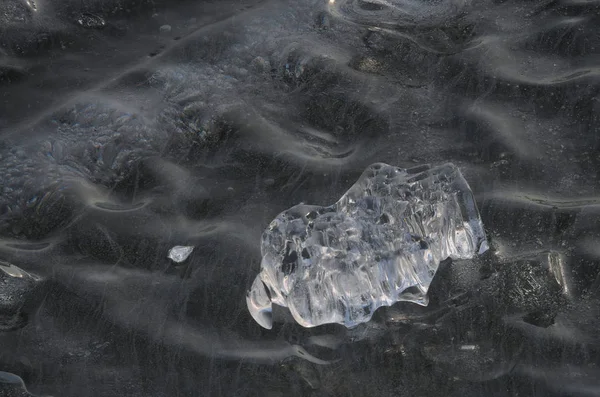 Buz kristali donmuş bir gölde