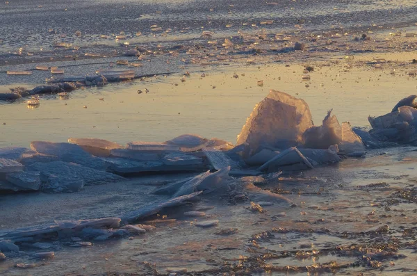 Sabahları buz gölü kıyısı