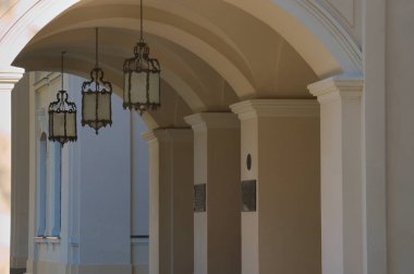 Sarayın atari salonunda üç fener.