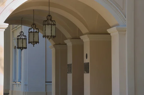 Sarayın atari salonunda üç fener.