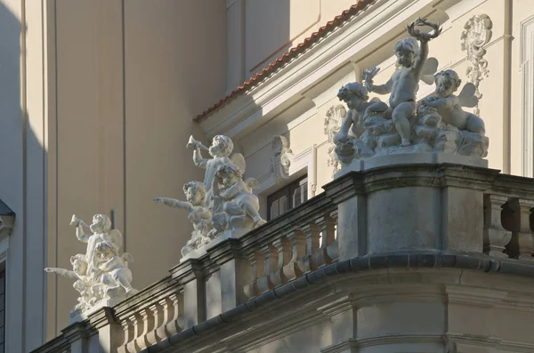 Bir grup melek mimariyi süsledi.