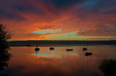 Gölün üstündeki gökyüzü