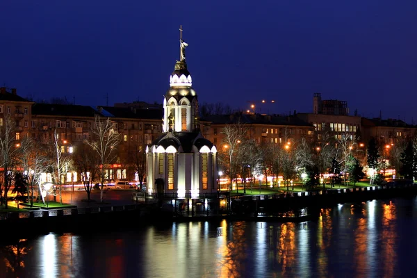 Vy av staden Dnepr, Ukraina, vackra kyrkan med lysande på höstkväll. — Stockfoto