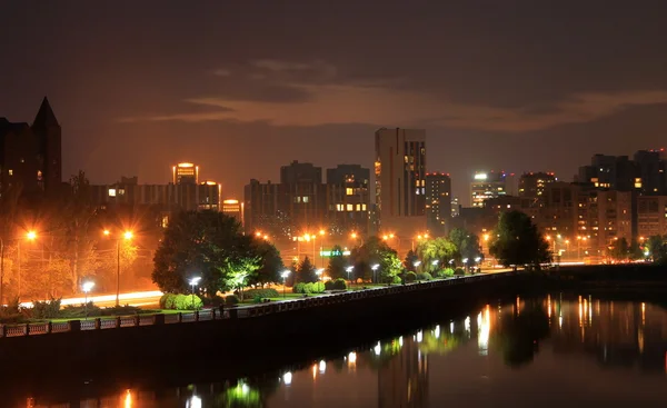 Днепр, Украина, вид на город вечером — стоковое фото