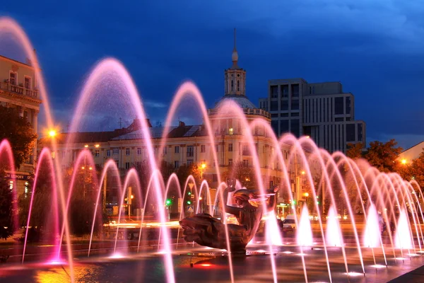 Belle fontaine multicolore dans la ville "Dnipro" nuit (Dniepropetrovsk), Ukraine, — Photo