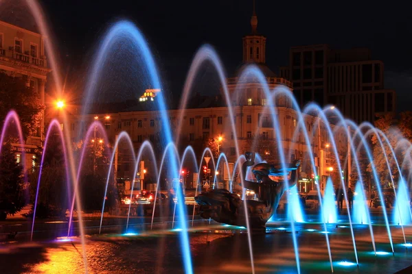 Belo chafariz multi-colorido na cidade Dnepr à noite (Dnepropetrovsk), Ucrânia, — Fotografia de Stock