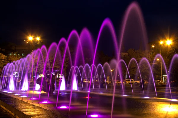 Красивий різнобарвним фонтаном у місті Дніпро вночі, Україна, — стокове фото