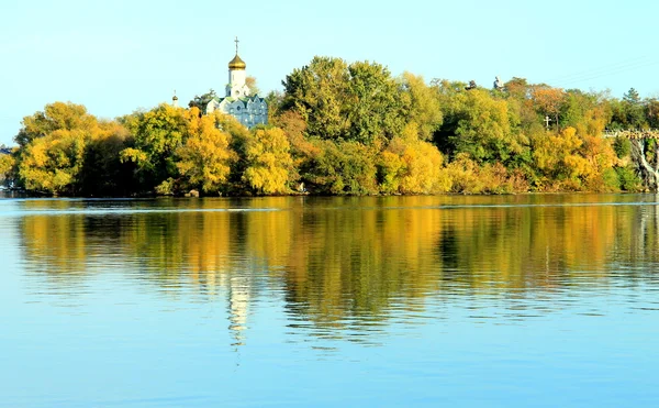 Otoño en el río Dnieper, Iglesia cristiana en la isla monástica, Dnepr City, Ucrania — Foto de Stock