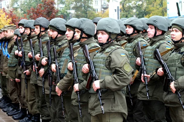 De viering van verdediger van de dag van het vaderland, vorming van Oekraïense soldaten. — Stockfoto