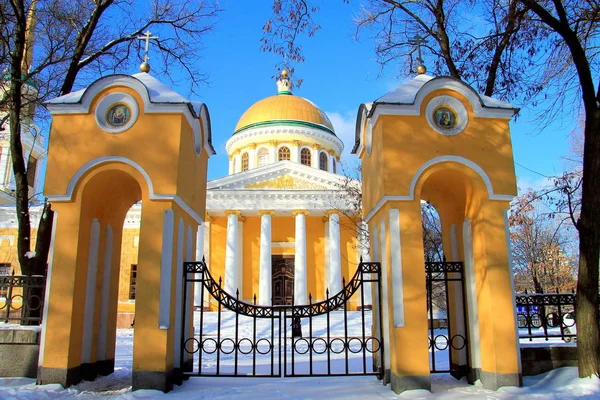 Paysage d’hiver de Dnepropetrovsk, Ukraine, cathédrale Pierre et Paul dans le centre de la ville de Dnepr. — Photo