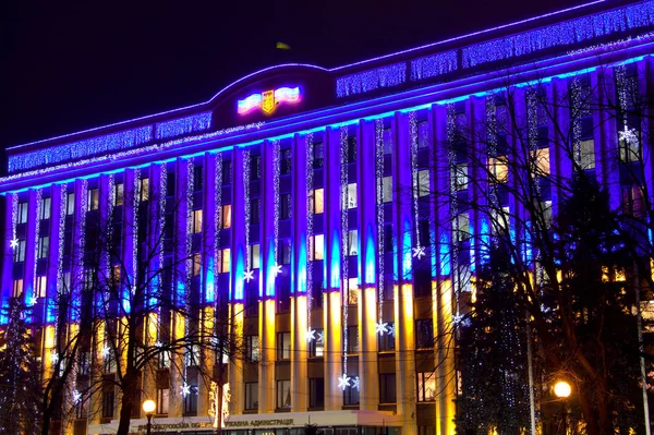 Dniepr City, Ukraina, 29 sty 2016. Budynek administracji regionalnej Dniepropietrowsk, ozdobione podświetlenie Led jako żółto niebieskie ukraiński Flaga narodowa i iluminacje w godzinach wieczornych. — Zdjęcie stockowe