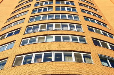 Cephe modern Konut Binası, kule mavi gökyüzü arka plan üzerinde