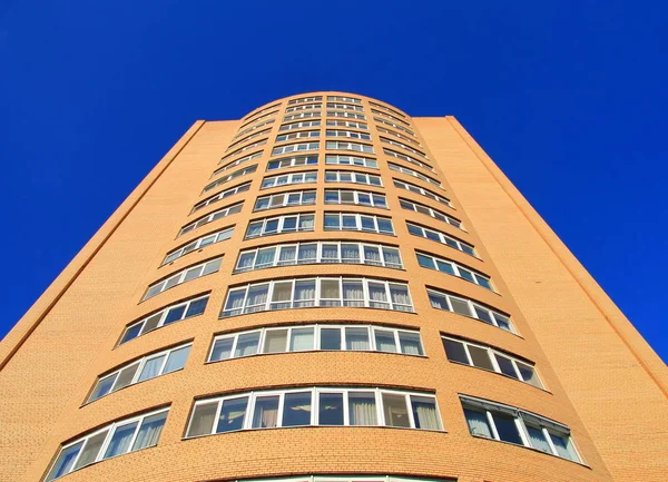 Nowoczesny budynek mieszkalny fasadowe, wieża na tle niebieskiego nieba — Zdjęcie stockowe