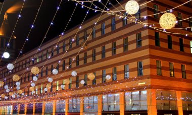 Güzel ofis binası, topları ve fenerler gece dekore edilmiş.