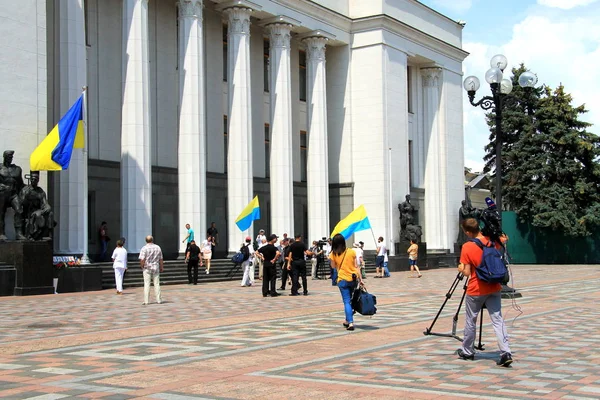 La plaza frente a la Rada Verkhovna, el parlamento de Ucrania . — Foto de Stock