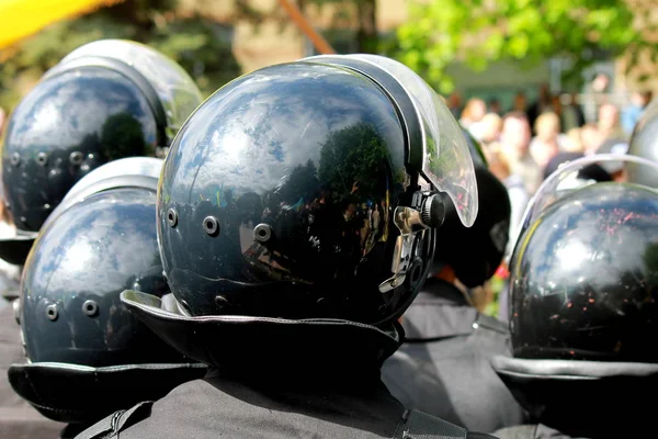 Policji w kaski są strzegących praworządności w demonstracje. — Zdjęcie stockowe