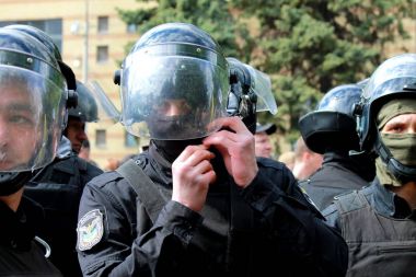 Kanun ve düzen bir kitle Event'de kask polis korumak