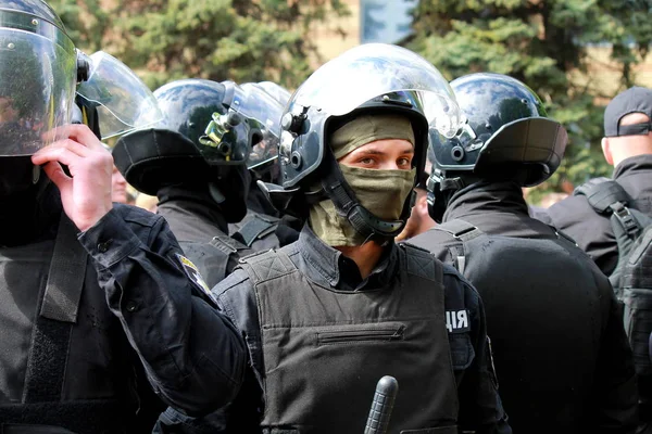 Αστυνομία σε Κράνη προστασίας σειρά σε μια μαζική εκδήλωση. — Φωτογραφία Αρχείου